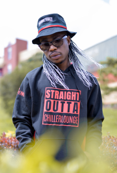 Two Tone Hooded Sweatshirt mit Brust- und Ärmeldruck "STRAIGHT OUTTA CHILLERLOUNGE"